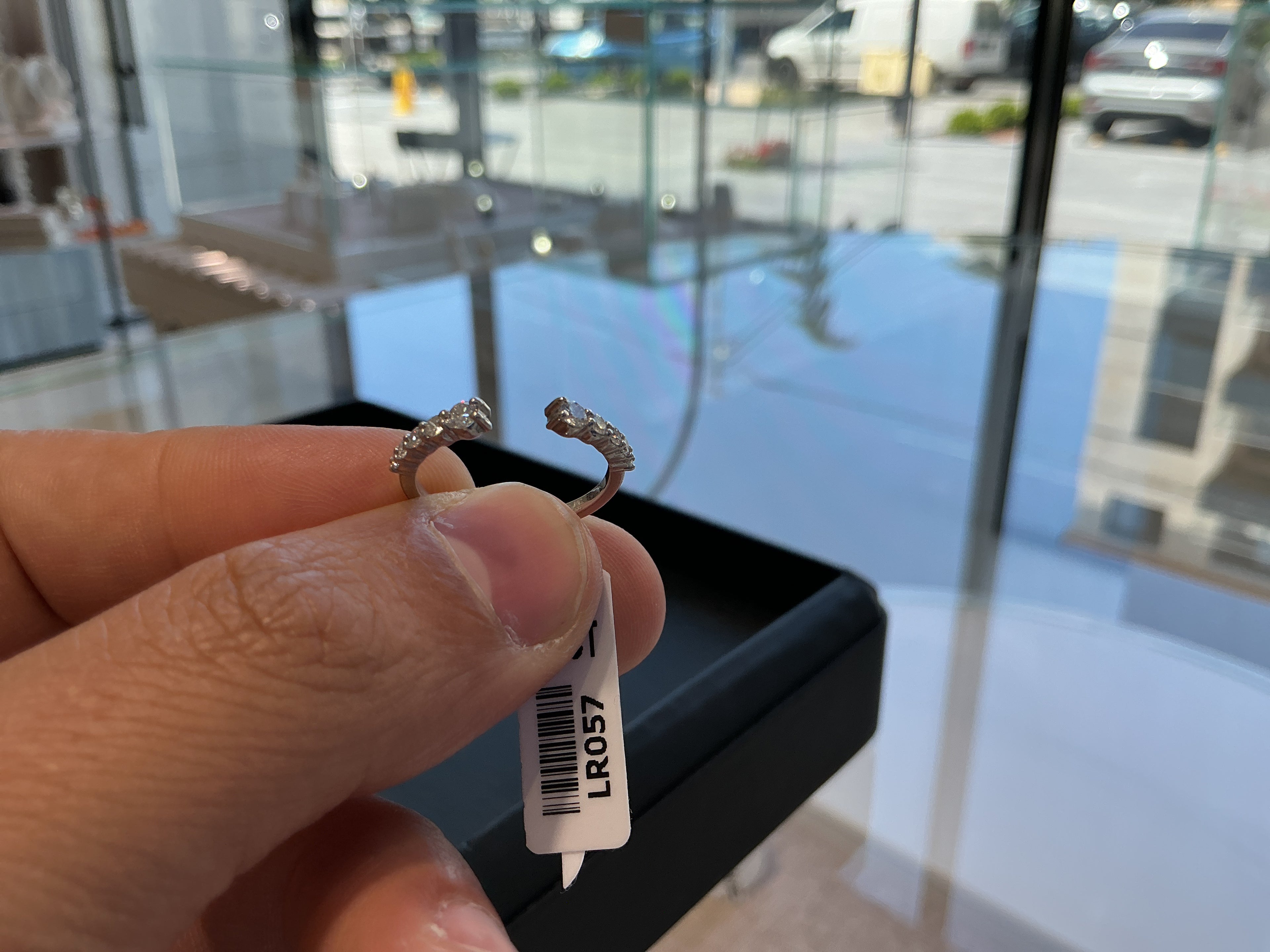 WHITE DEGRADE ROUNDOPEN  LAB GROWN RING LR057