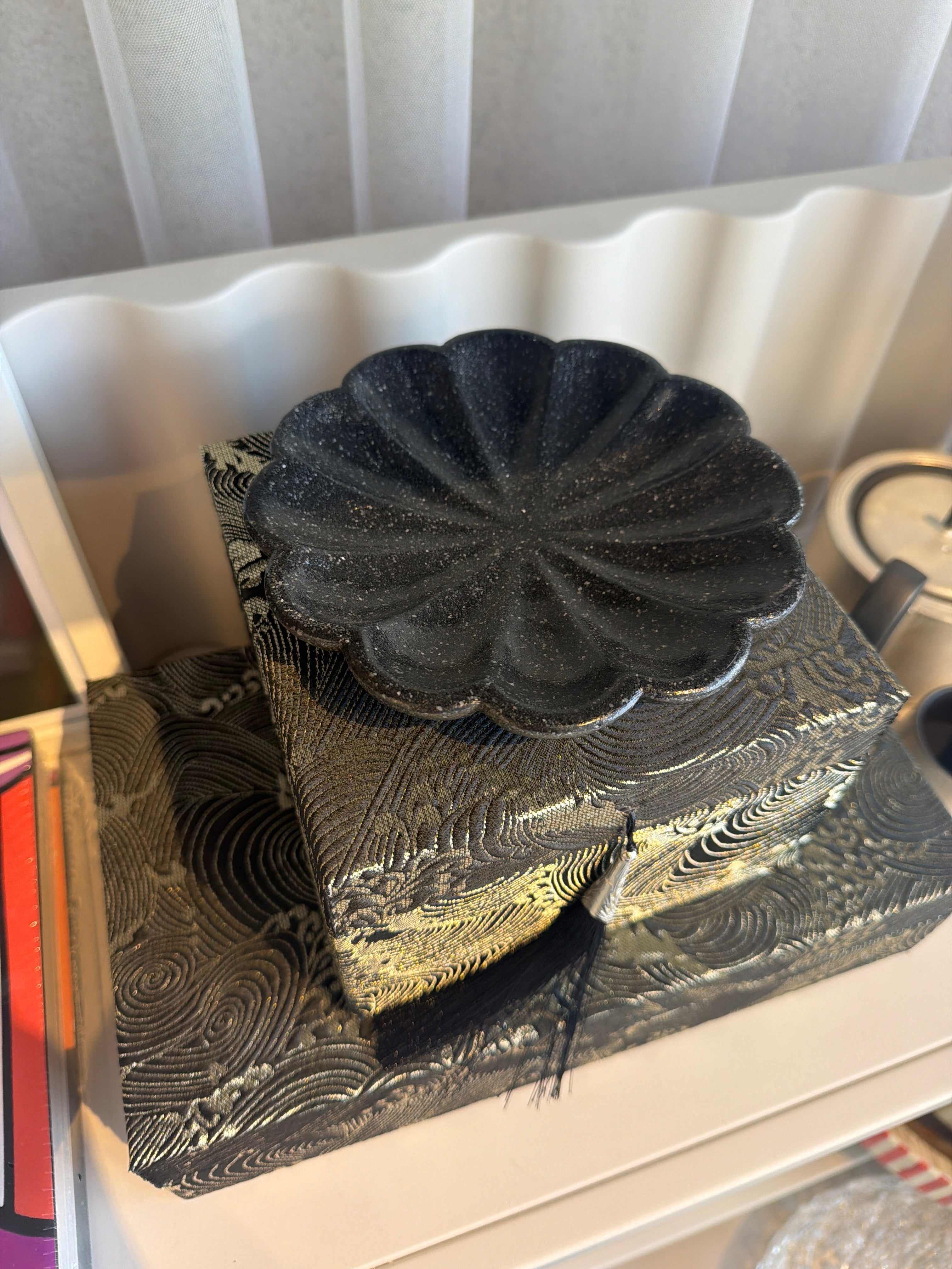 Small flower plate black