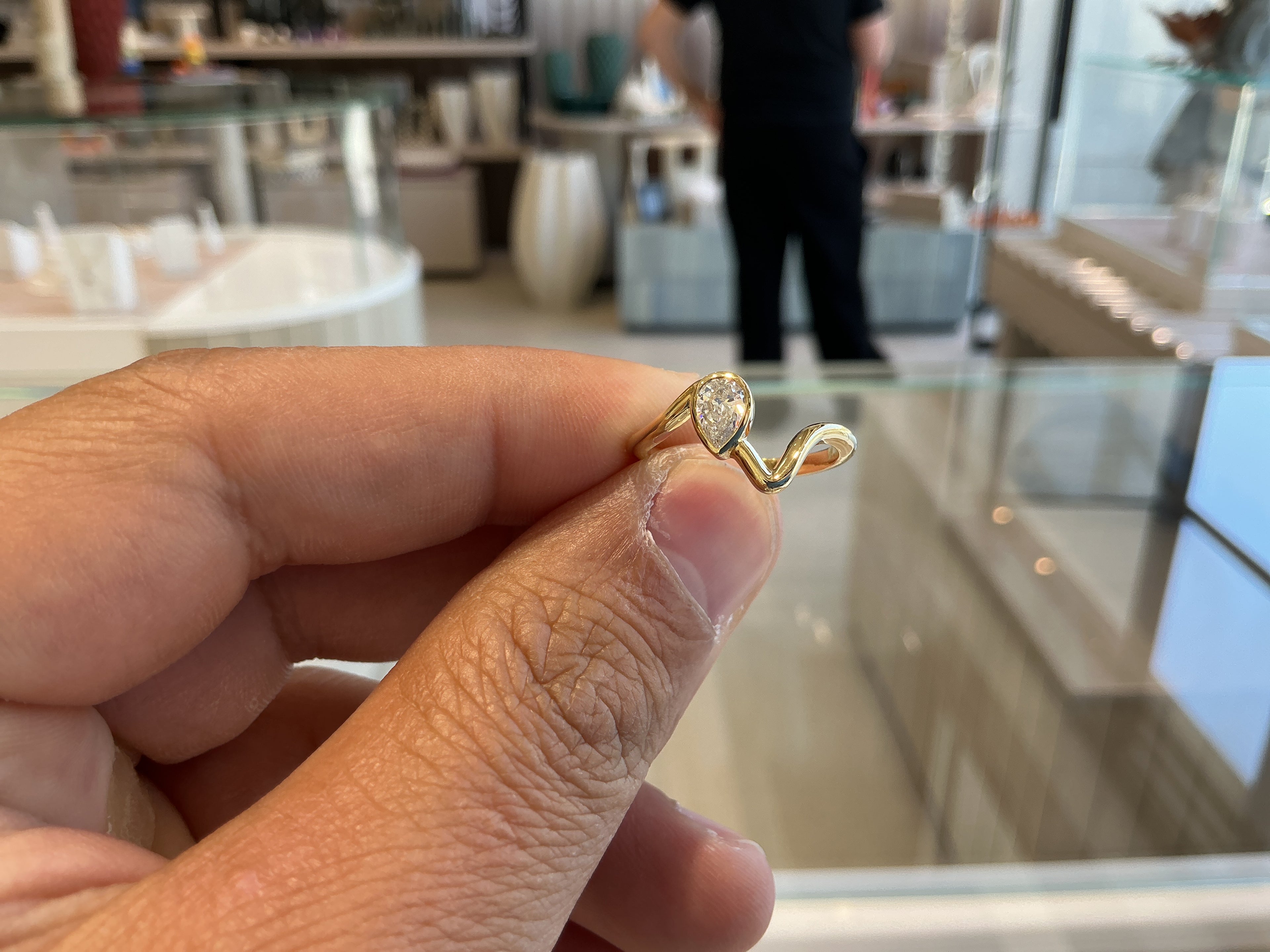 PEAR V  TWISTED LAB GROWN RING LR023