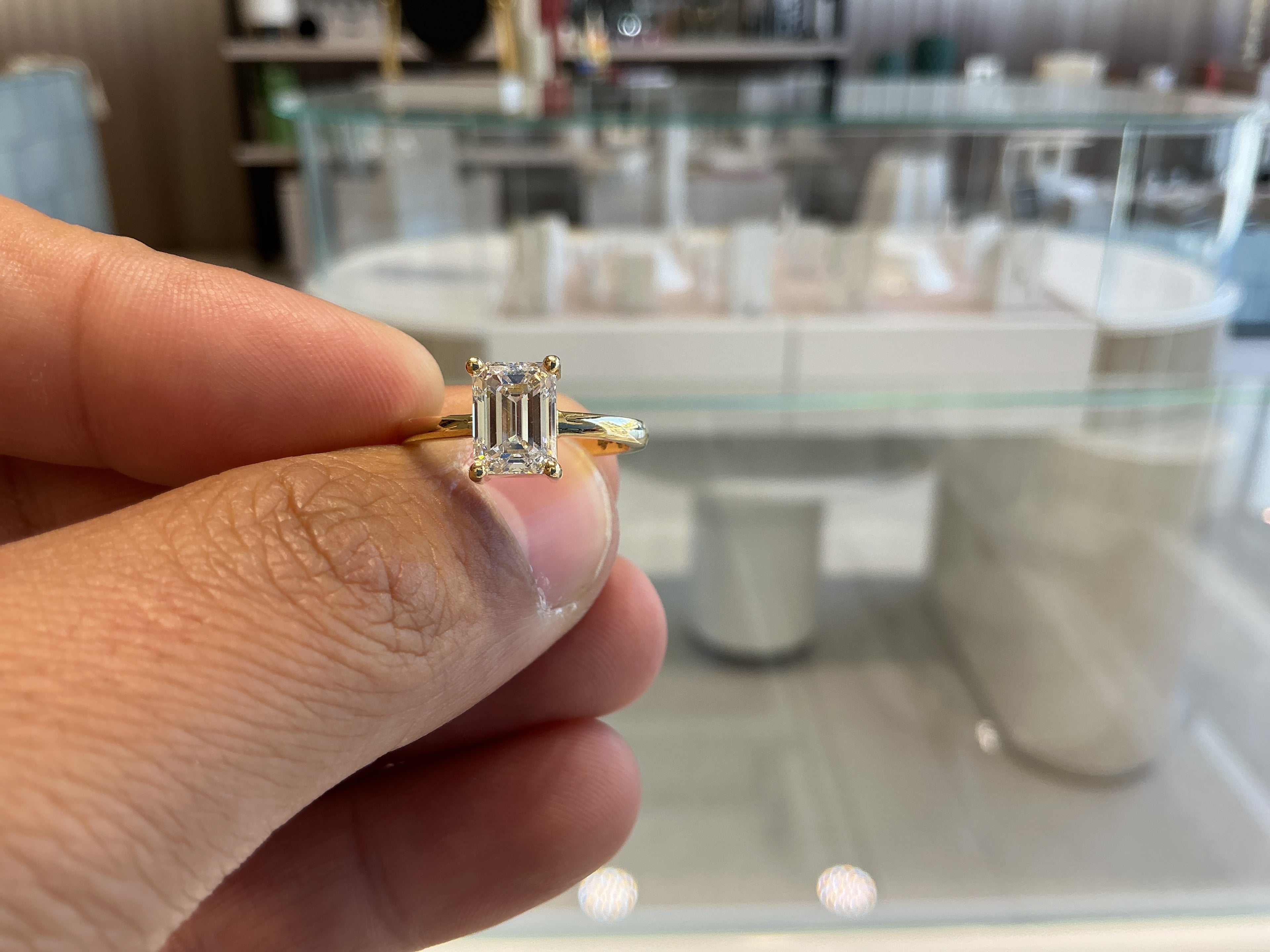 SINGLE EMERALD LAB GROWN RING LR001