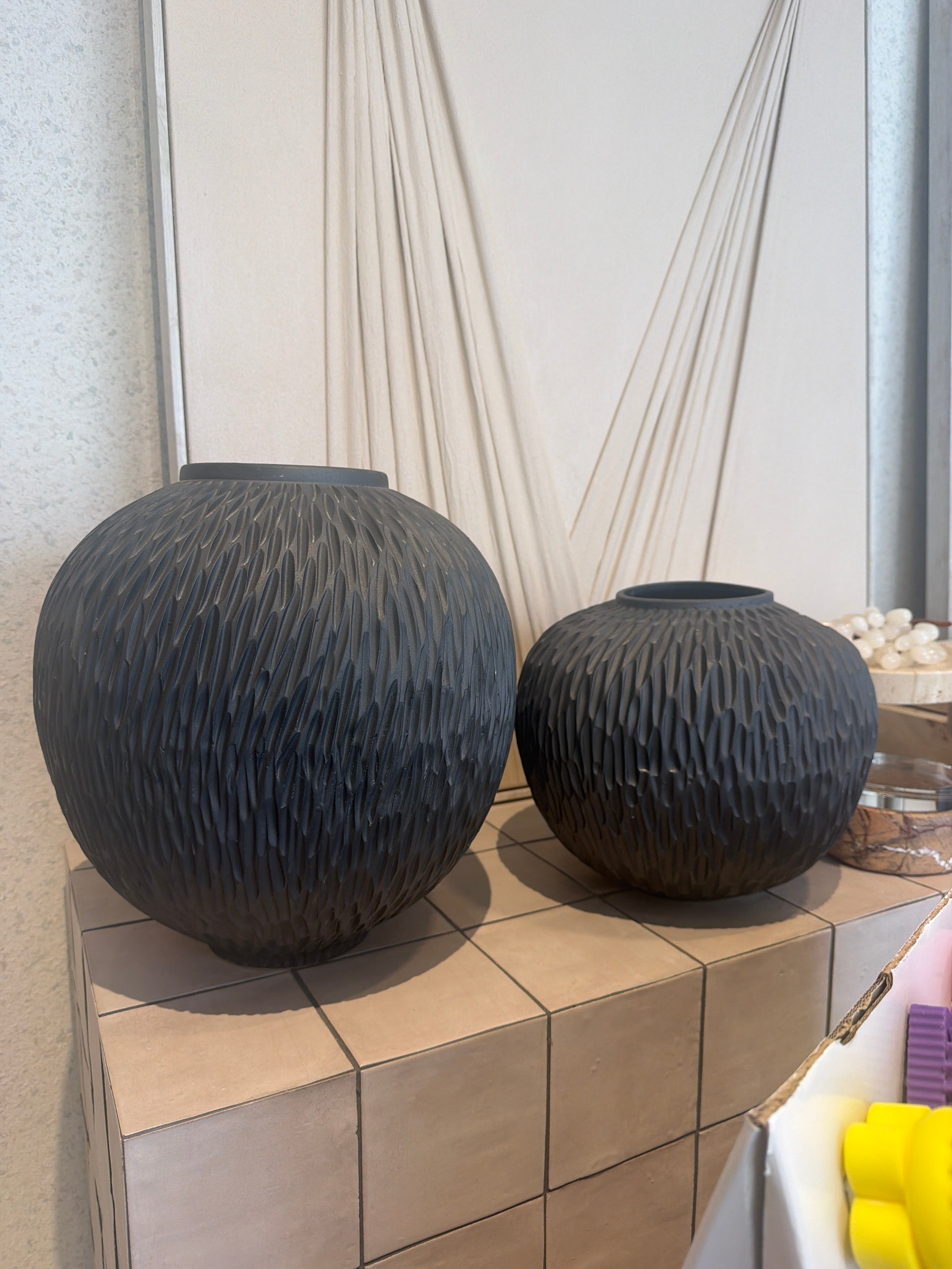 Black round 3d vase