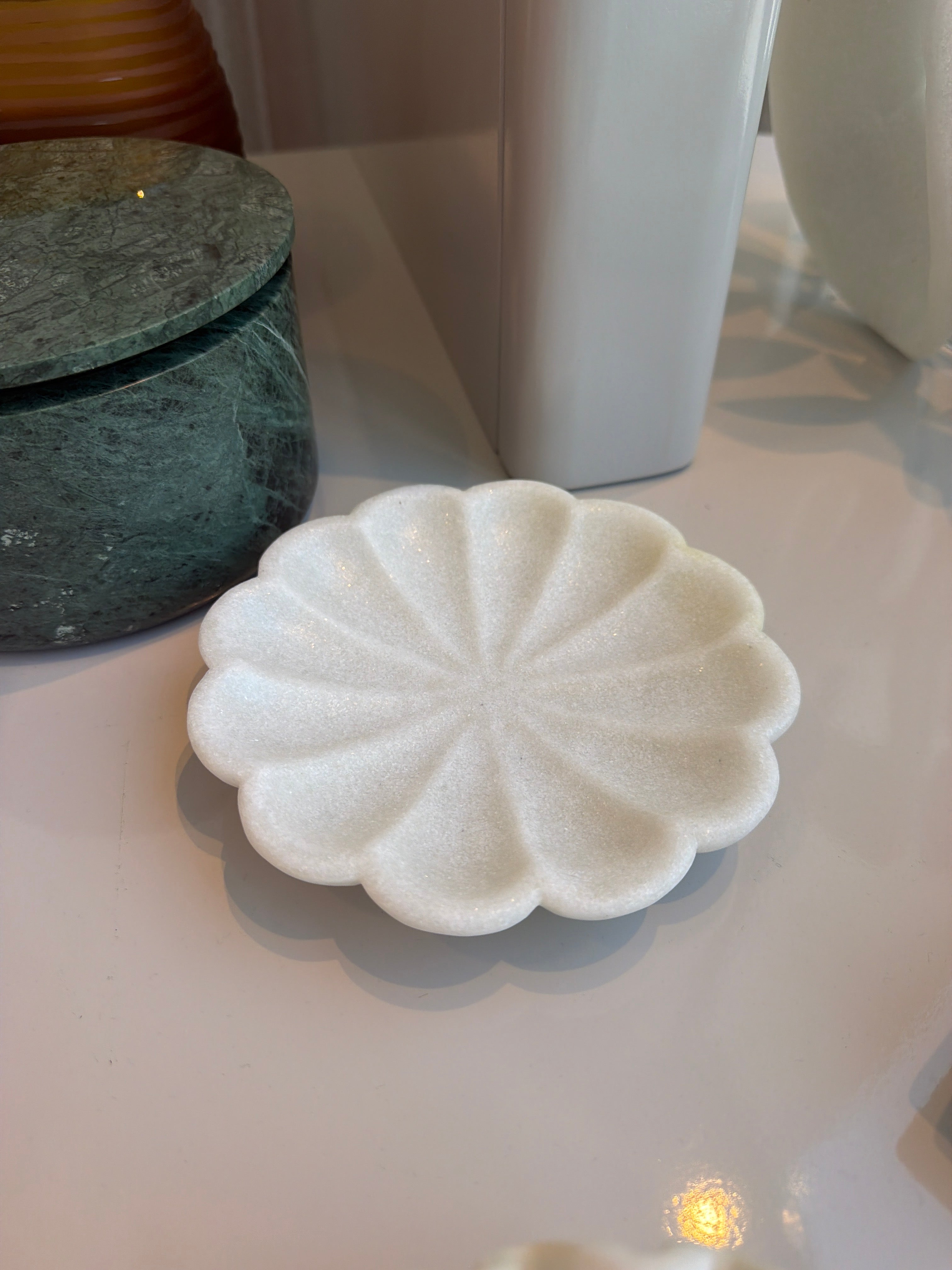 Small flower plate white
